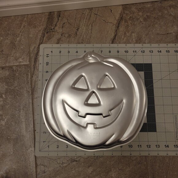 Wilton HALLOWEEN Pumpkin Face Cake Pan Mold Jack O Lantern 1981 Aluminum. - Picture 4 of 4